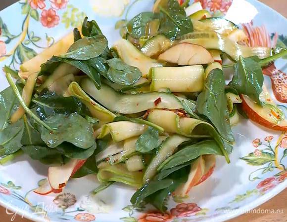 Овощи полить заправкой (1 ст. ложку заправки оставить) и перемешать.