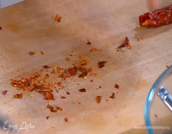 Сухой перец чили мелко порубить, добавить в салат, еще раз все перемешать и выложить на блюдо.