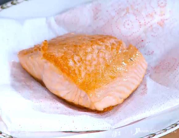 Обжаренную семгу выложить на бумажное полотенце, чтобы удалить излишки жира.