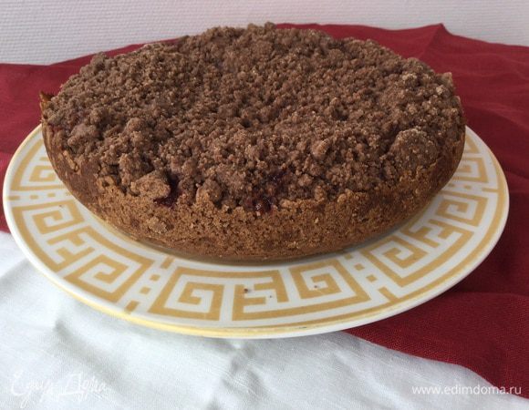 Осторожно извлеките пирог с клубникой из мультиварки. Удобнее это будет сделать, когда пирог полностью остынет.