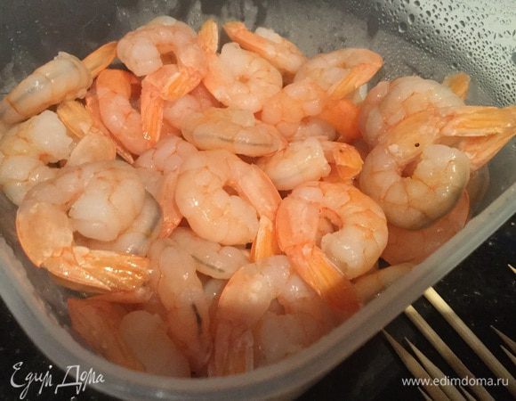 Креветки сварите в подсоленной воде, слейте воду, остудите и почистите.