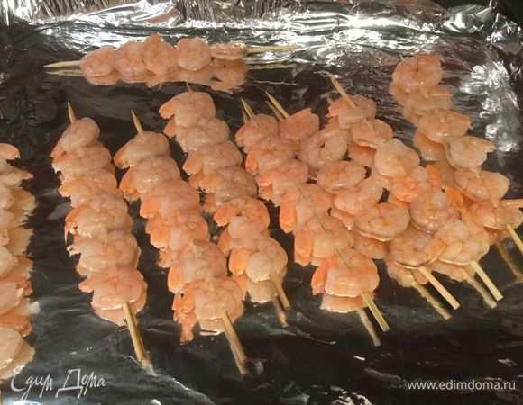 Нанизывайте по 5-7 креветок на шпажки.