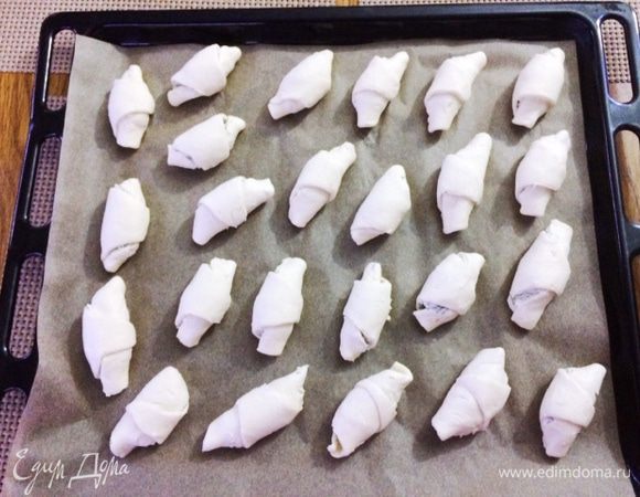 Выкладываем круассаны на противень, застеленный пекарской бумагой.