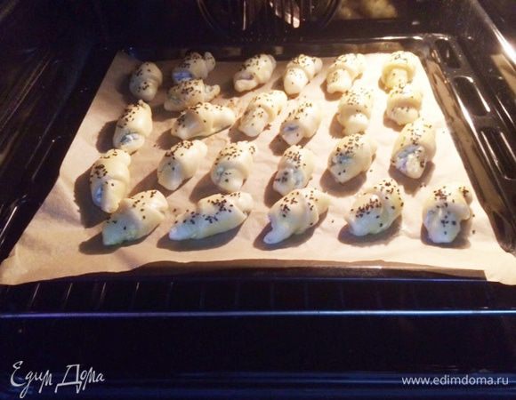 Отправляем круассаны выпекаться в разогретую до 180°C духовку минут на 20-25. Следим за своей духовкой, круассаны должны быть золотистого цвета.