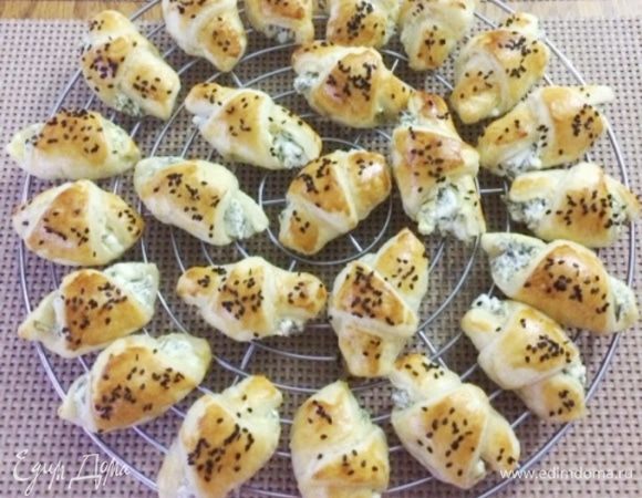 Когда круассаны готовы, вынимаем из духовку, охлаждаем.