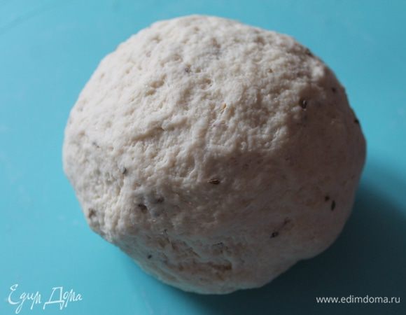 Тесто накрыть пленкой и оставить на час в теплом месте. Духовку включить на 230°C.