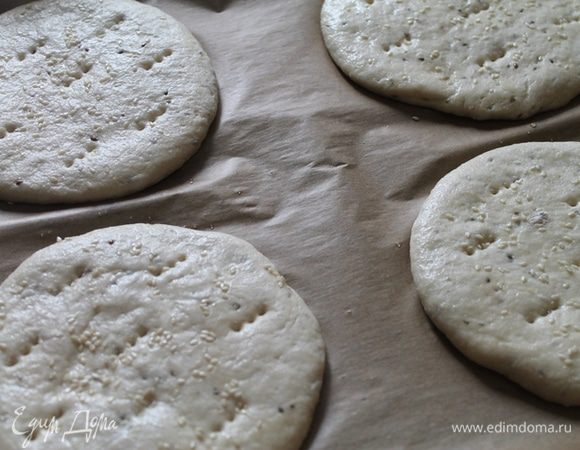 Перед выпечкой наколоть лепешки вилкой. Выпекаем минут 20-25.