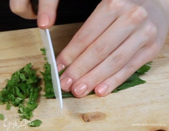 Нарезать базилик и петрушку.