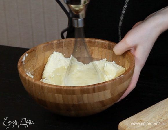 Взбить масло комнатной температуры.