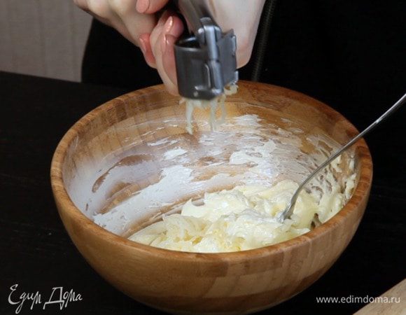 Добавить чеснок.