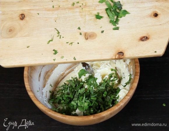 Затем вмешать травы.