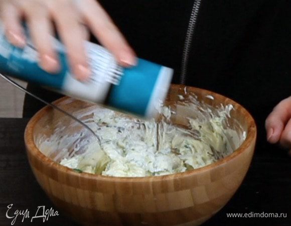 Остается только добавить соли по вкусу. Пряное масло готово.