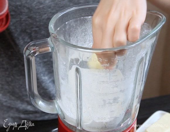 Затем постепенно добавить масло.