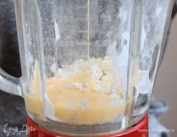 В конце добавляем взбитое яйцо и холодную воду, взбиваем до однородности.