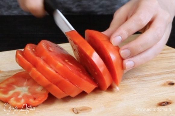 Нарезать томаты и сыр.