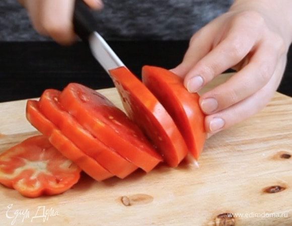 Нарезать томаты и сыр.