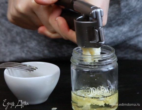 Чеснок измельчить и соединить с маслом и орегано. Разогреть духовку до 200°C.