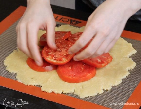 Раскатать тесто 4 мм толщиной, выложить в центр помидоры.