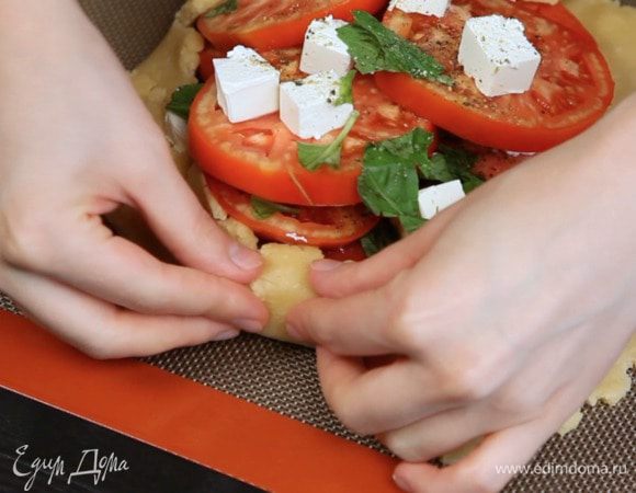 Завернуть края теста.