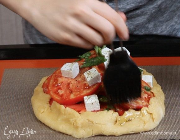 Смазать чесночным маслом и выпекать 25-30 минут.