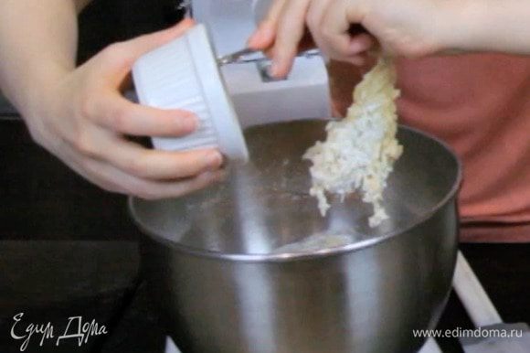 Затем добавить мягкое масло и сливки, взбивать тесто 6-8 минут на средней скорости. Для миксера нужна будет насадка "крюк" или специальная насадка для теста.