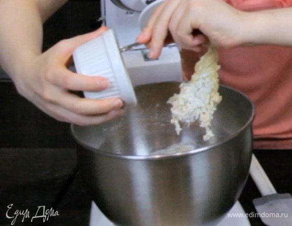 Затем добавить мягкое масло и сливки, взбивать тесто 6-8 минут на средней скорости. Для миксера нужна будет насадка "крюк" или специальная насадка для теста.