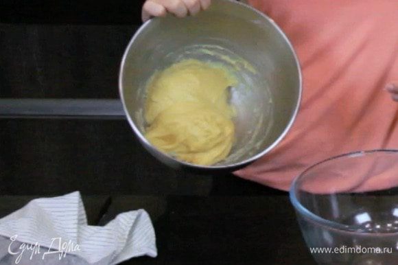 Вот такое гладкое и однородное тесто должно получиться. Переложить тесто в смазанную маслом неметаллическую миску, накрыть полотенцем и убрать в теплое место на 1,5 часа.