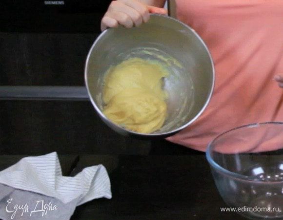 Вот такое гладкое и однородное тесто должно получиться. 

Переложить тесто в смазанную маслом неметаллическую миску, накрыть полотенцем и убрать в теплое место на 1,5 часа.