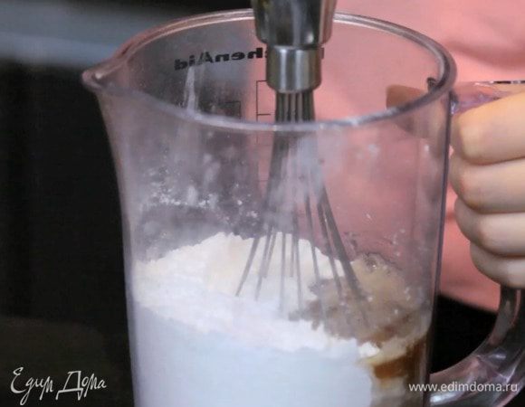 Для глазури сделать коричневое масло. Для этого растопить сливочное масло и жарить его 3 минуты. 

За это время оно потемнеет и станет красивого карамельного цвета. Затем взбить пудру с кипятком и маслом.