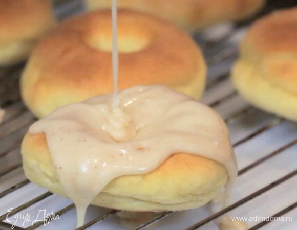 Выложить готовые пончики на решетку, полить глазурью. Посыпать сверху сахаром по желанию. Оставить глазурь подсохнуть на несколько минут.

Оставшиеся серединки пончиков можно также выпечь или приготовить во фритюре.