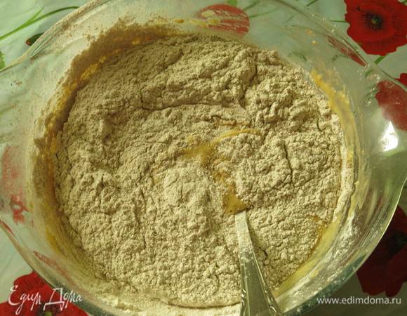 Замешиваем тесто. Разводим дрожжи в теплой сыворотке с ложками сахара и муки. В играющие дрожжи вливаем теплую сыворотку, размешанные яйца, всыпаем муку, соль, замешиваем, добавляя масло и смазывая им руки. Тесто получается пушистое и чуть липкое. Ставим подойти два раза.