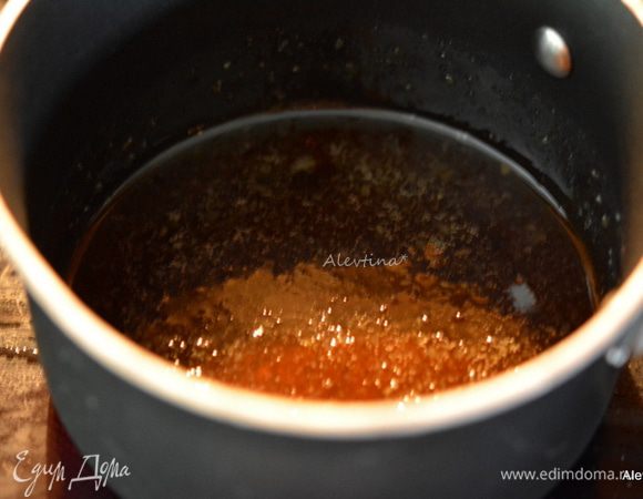 Нагреть мед на огне 2-3 мин. Добавить натертый имбирь (количество можно по своему вкусу). Снять с огня тут же. Дать остыть 10 мин. Добавить лайм от 6 шт и сок лайма. И дать постоять 5 мин. Через сито пропустить.