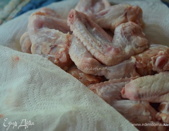 Куриные крылышки помыть, промокнуть бумажным полотенцем.