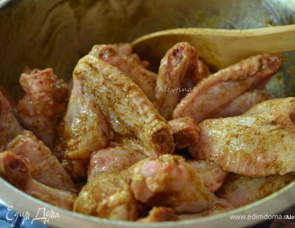 Переложить крылышки в большое блюдо, полить маслом и перемешать. Затем посыпать vadouvan карри. Перемешать. Закрыть крышкой и поставить в холодильник на 2 часа.