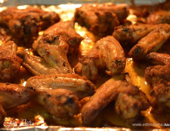 За 5 минут до готовности окунуть каждое крылышко в готовую смесь и вернуть на гриль или в духовку на 2 мин. сторона.