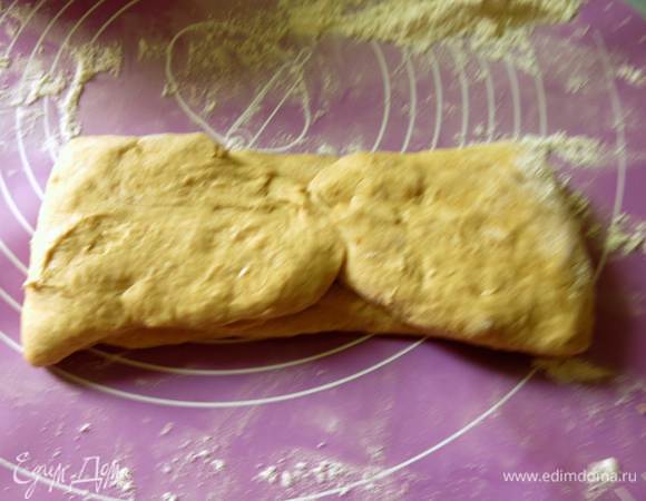 Сгибаем края к центру.