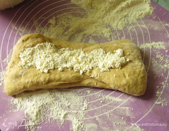 В центр кладем творог в ложбинку.