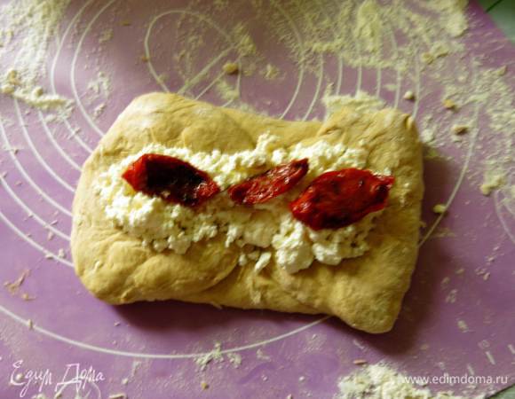 Или творог и томаты (зелень, мясное и пр.).