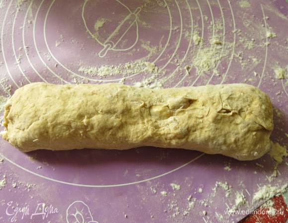 Соединяем сверху край, растягиваем.