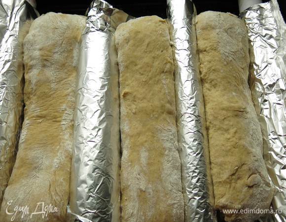 На рулоны из-под бумажный полотенец, фольги, пергамента кладем пергамент или фольгу и в образовавшиеся ложбинки хлеб. Предпочтительнее использовать рулоны большого диаметра, с малым формовка менее ровная получилась.