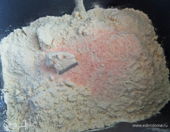 Тесто замешивала в хлебопечке. Вначале мука просеянная и соль.
