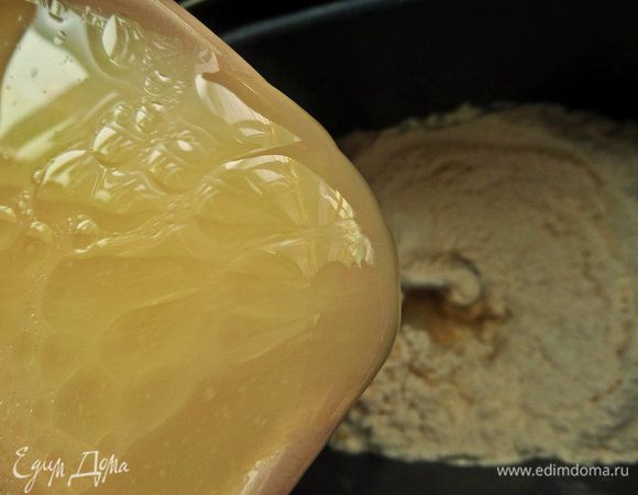 Включаем программу "замес теста" 1,5 часа и вливаем жидкий состав в мучной.