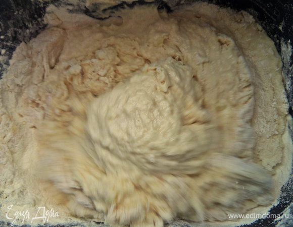 Помогаем муке отделиться от стенок, если нужно.