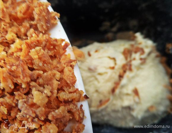 Высыпаем в процессе замеса.