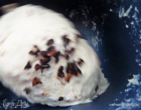 Томаты тоже покрошила. Можно вяленые в масле взять.