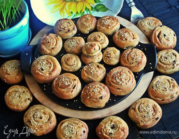 Кушаем вместе хлеба, используем для бутерброда, разрезав вдоль. Берем на работу ли в поход.