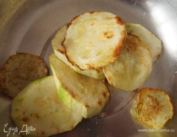 Кабачки нарезать кружочками, посолить, поперчить и обжарить на растительном масле до легкого зарумянивания. У меня кабачок среднего размера, если берете маленькие кабачки, возьмите две штуки.