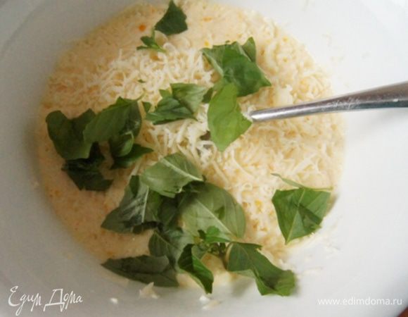 Приготовить заливку. Смешать яйца, сливки, тертый на средней терке сыр, горчицу. Посолить по вкусу. Добавить базилик. Я просто порвала его руками.