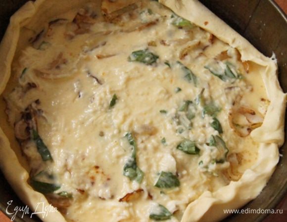 Тесто заранее разморозить при комнатной температуре. Выложить его в форму (у меня 26 см.) Распределить кабачки и лук. Залить заливкой. Поставить в заранее разогретую до 200°C духовку. Выпекать тарт в течение 20–25 минут.