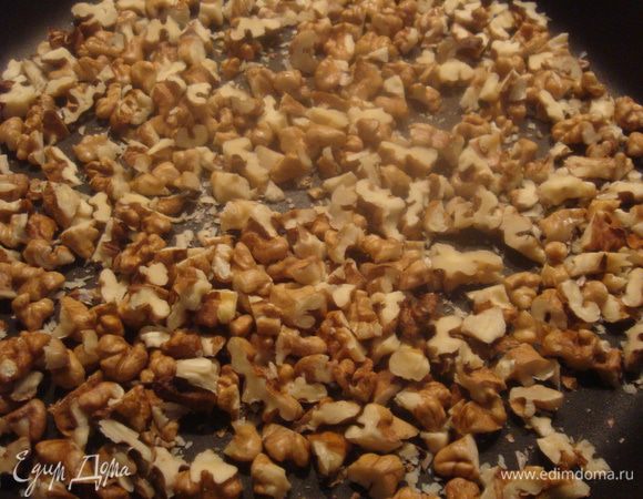 Орехи прожарим на сковороде 10-15 минут.